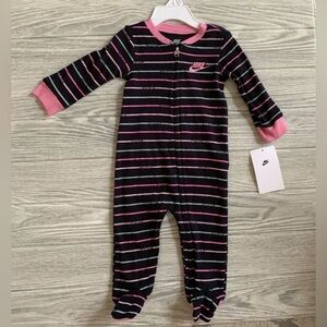 NIKE Baby Girl Sportswear Graphic Footed Coverall 9M